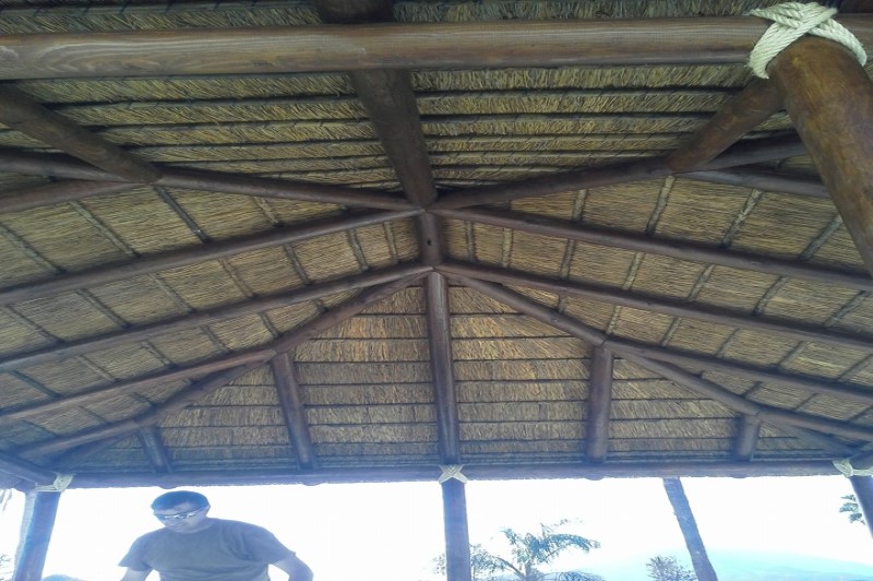 Pérgola en palo redondo cubierta